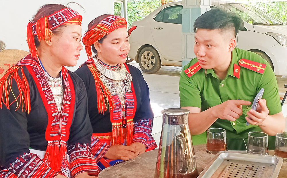 Công an xã Viễn Sơn tuyên truyền, phổ biến dafabet khuyến mãi luật cho người dân thông qua thiết bị di động cầm tay.